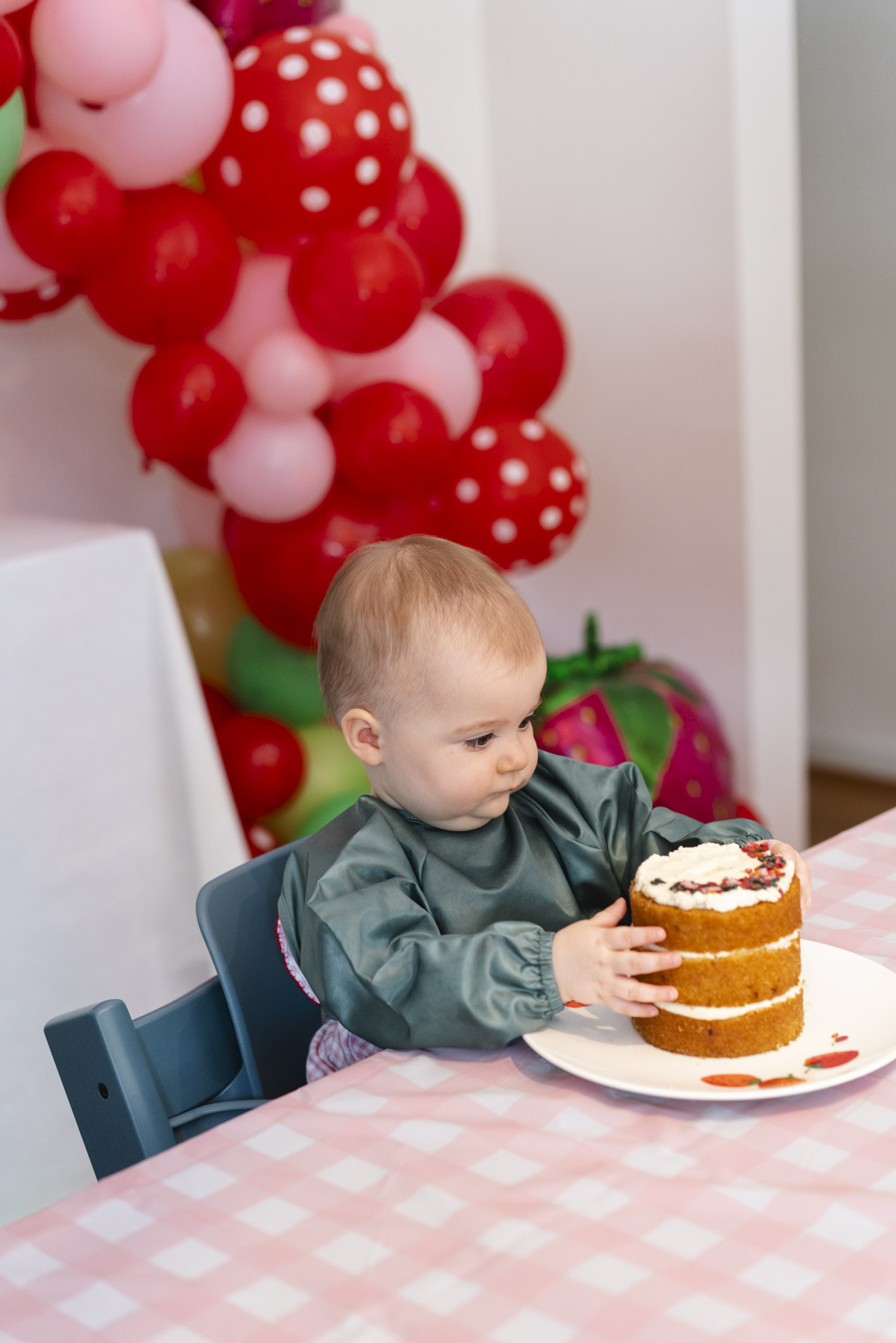 Baby Essie holding smash cake. 