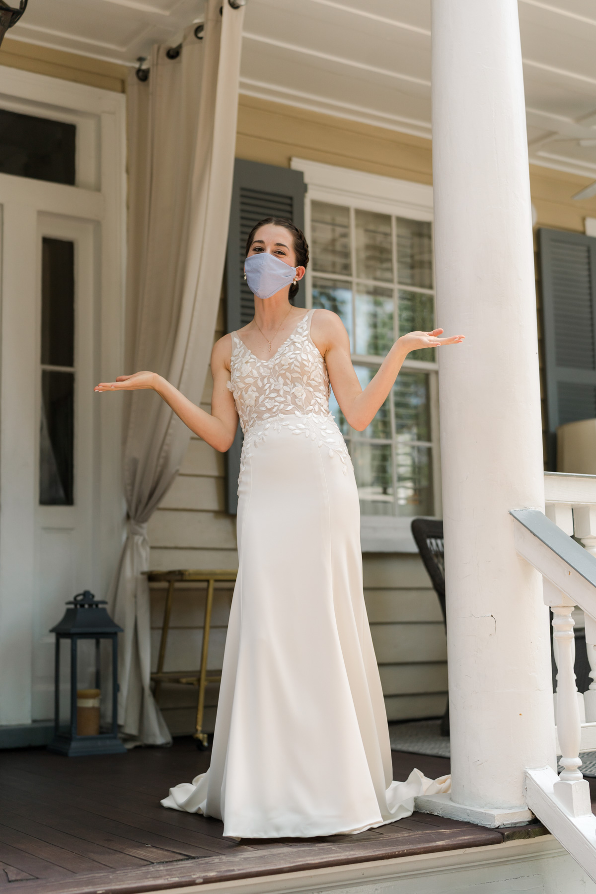 Bride wearing a mask to prevent the spread of coronavirus 