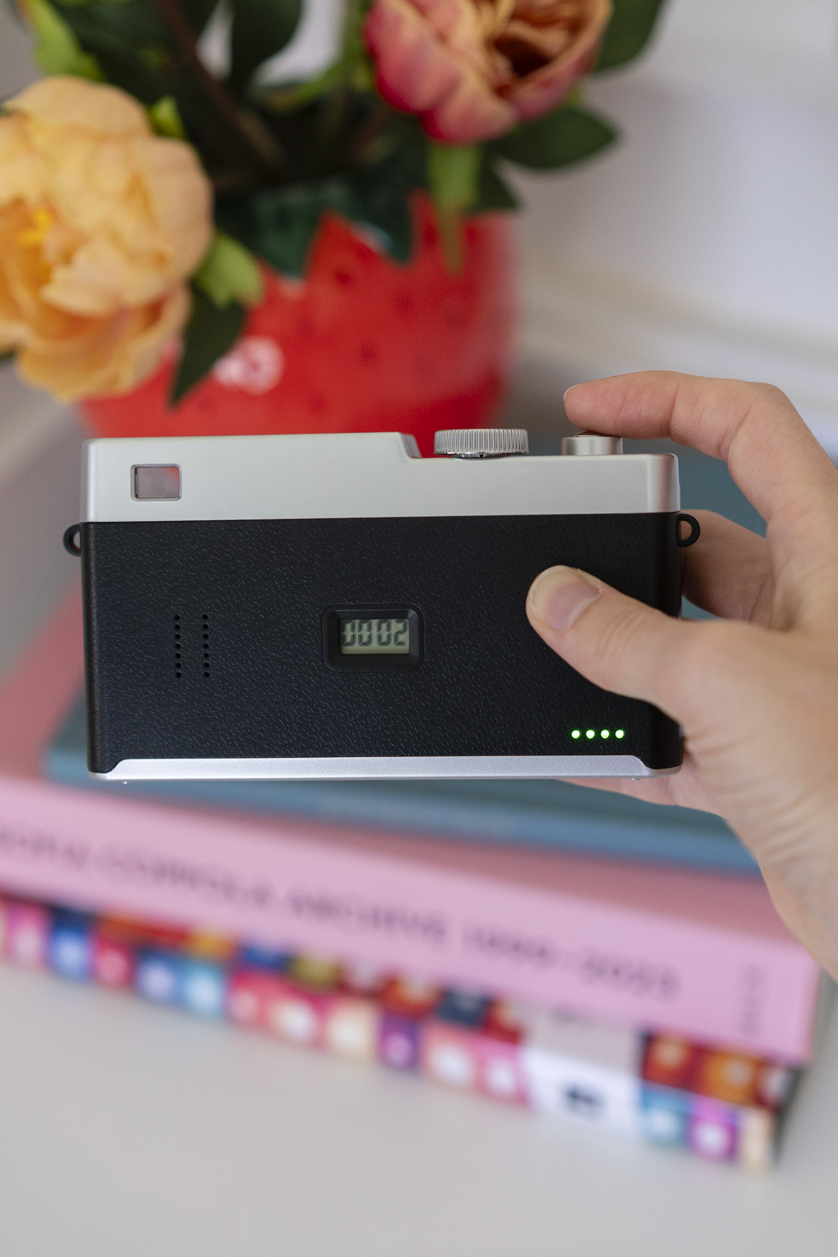 Photo counter and battery life indicator on the back of the Camp Snap Pro camera